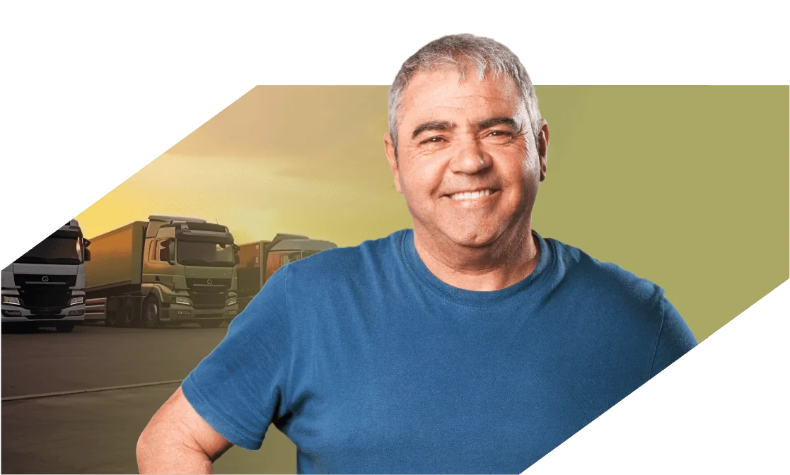 Imagem de homem na frente de um pátio de caminhões