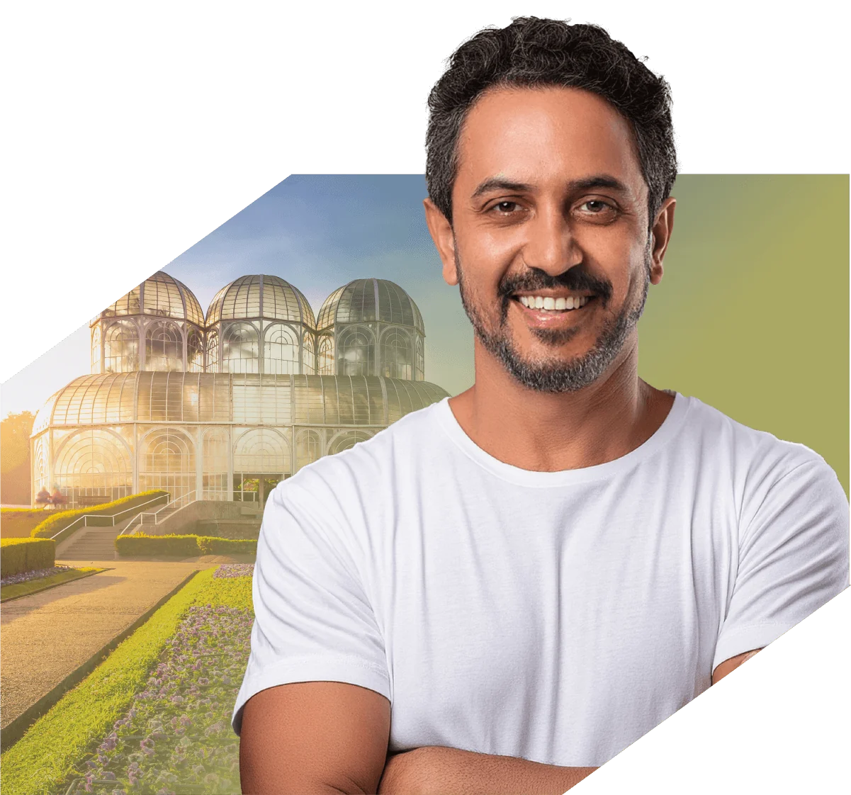 Imagem de homem sorrindo em frente ao Jardim Botânico de Curitiba